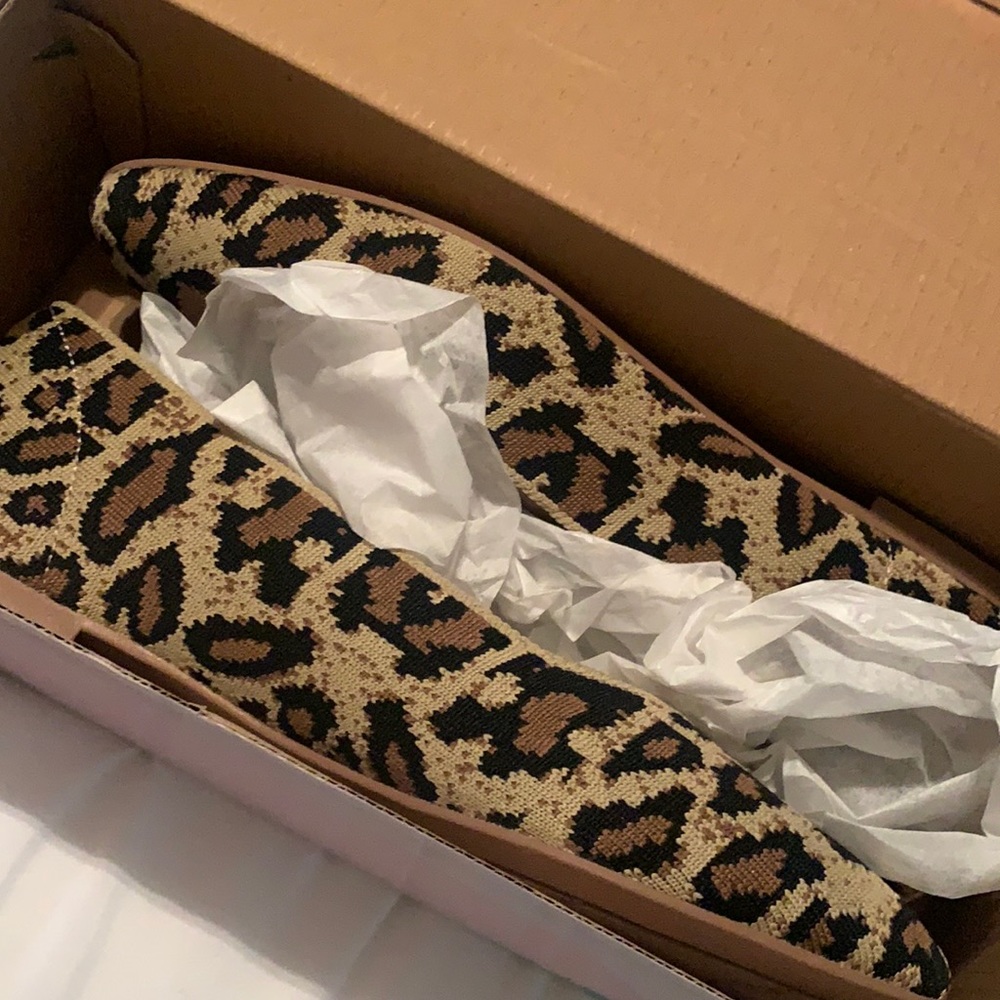 NWT Sketchers cheetah print Cleo flat